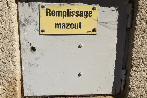 Plaque de remplissage mazout — bientôt décorative