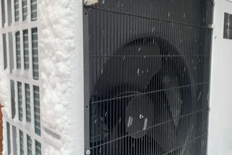 Unité extérieure en fonctionnement sous la neige